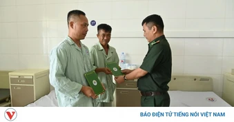 Thăm hỏi cán bộ biên phòng bị thương khi truy đuổi tàu nghi vấn ở Quảng Ninh
