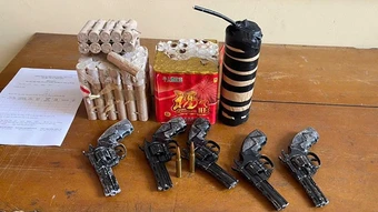 Thanh Hóa: Người dân tự giác giao nộp vũ khí, vật liệu nổ
