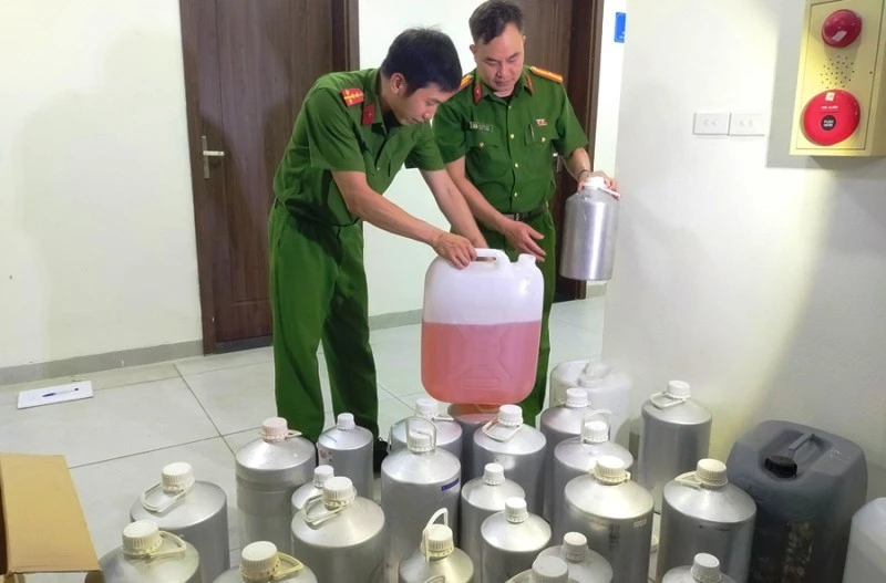 Thanh Hóa: Triệt xóa đường dây sản xuất, buôn bán nước hoa giả thương hiệu nổi tiếng Thanh Hóa: Triệt xóa đường dây sản xuất, buôn bán nước hoa giả thương hiệu nổi tiếng