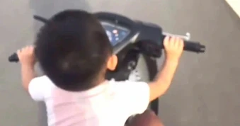 Thanh niên 17 tuổi bị xử phạt vì để em trai 2 tuổi cầm lái xe máy