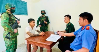 Thanh niên bị bắt cùng chiếc ba lô chuyển hộ người lạ