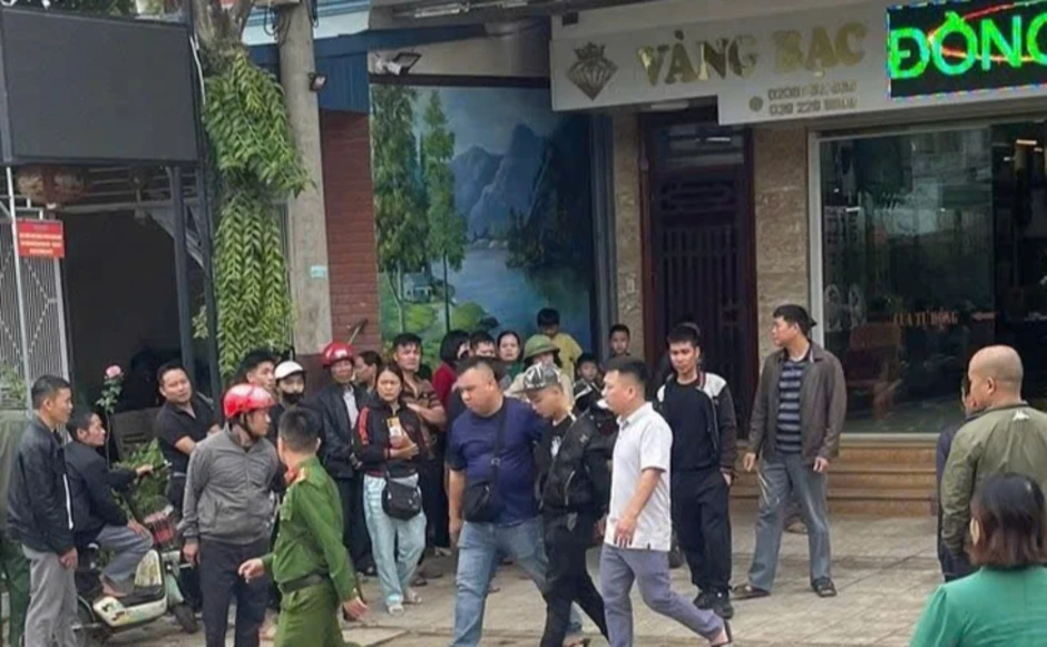 Thanh niên cướp tiệm vàng ở Thái Nguyên bị người dân vây bắt