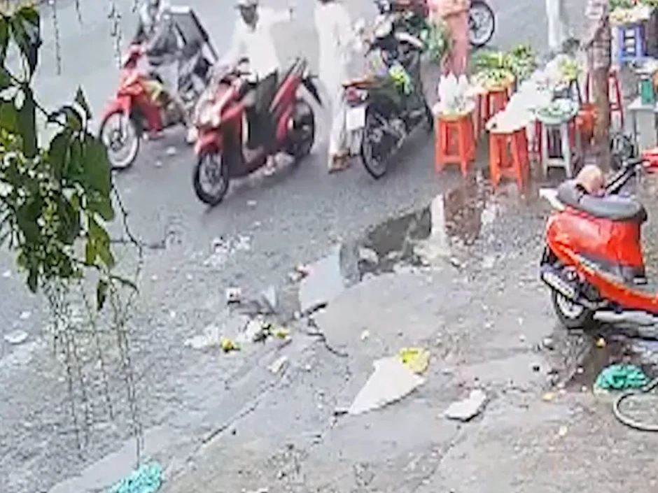 Thanh niên giật dây chuyền vàng để bạn gái bán lấy tiền trả nợ Thanh niên giật dây chuyền vàng để bạn gái bán lấy tiền trả nợ