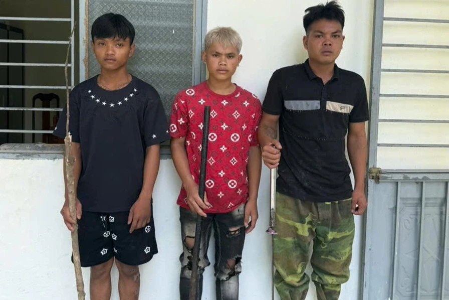 Thanh niên mới ra tù rủ đồng bọn vô cớ chém người đi đường Thanh niên mới ra tù rủ đồng bọn vô cớ chém người đi đường