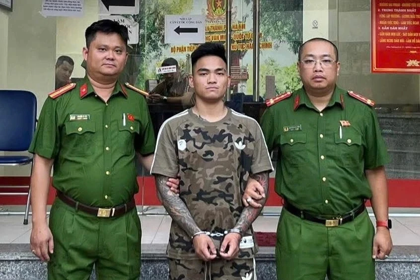 Thanh niên ở Hà Nội cầm điếu cày đánh liên tiếp bạn trai của người yêu cũ Thanh niên ở Hà Nội cầm điếu cày đánh liên tiếp bạn trai của người yêu cũ