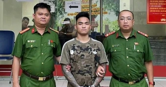 Thanh niên ở Hà Nội cầm điếu cày đánh liên tiếp bạn trai của người yêu cũ