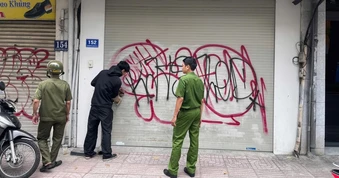Thanh niên vẽ bậy lên nhà dân lúc rạng sáng để 'thõa mãn sở thích cá nhân'