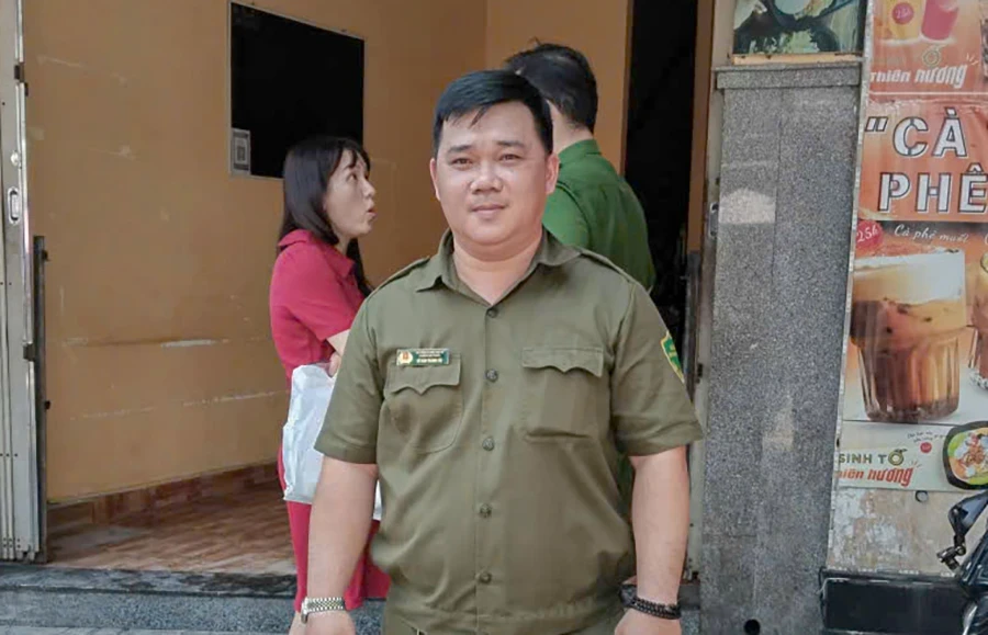 Thành viên lực lượng an ninh trật tự cơ sở cứu cụ ông mắc kẹt trong căn nhà cháy Thành viên lực lượng an ninh trật tự cơ sở cứu cụ ông mắc kẹt trong căn nhà cháy