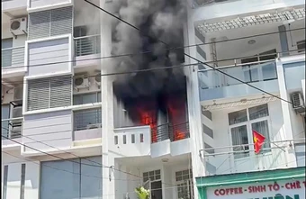 Thành viên lực lượng an ninh trật tự cơ sở cứu cụ ông mắc kẹt trong căn nhà cháy