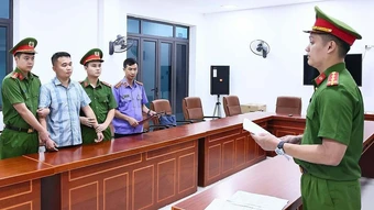 Thầy giáo trường chuyên Tuyên Quang vào phòng thi 'trực tiếp nhắc bài thí sinh'