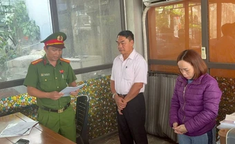 Thi hành lệnh bắt tạm giam Giám đốc Hợp tác xã Vũ Thị Quỳnh Hương 68 tuổi