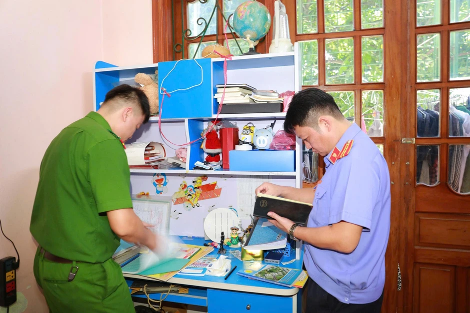 Thi hành lệnh khám xét chỗ ở, bắt tạm giam nguyên kế toán BQL dự án Đặng Thị Lý SN 1981