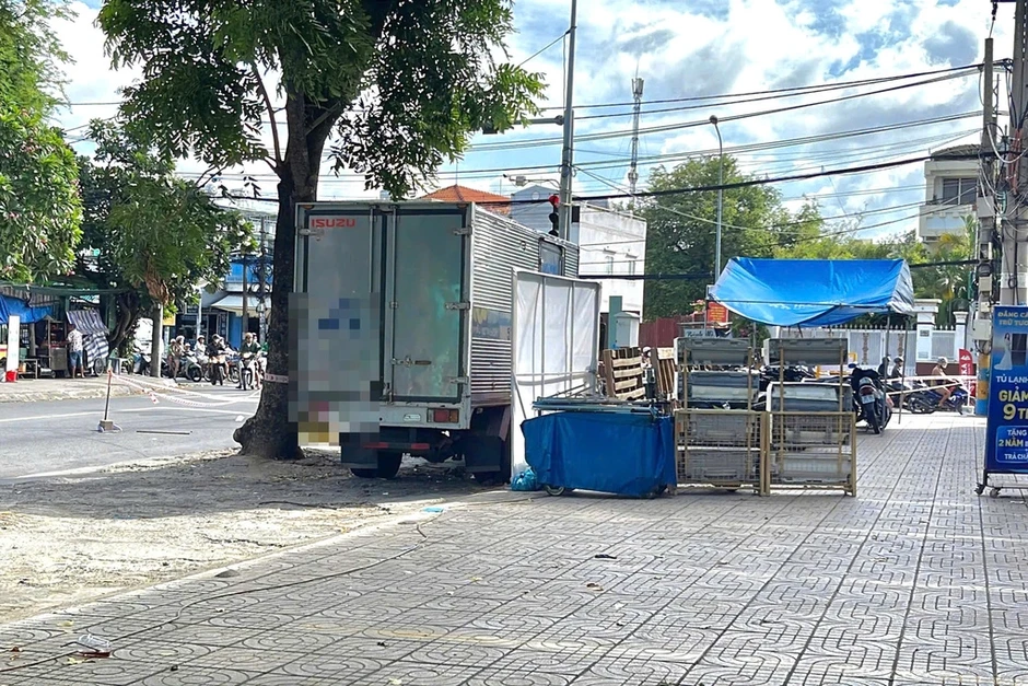 Thi thể cạnh vết máu kéo dài ở ven đường