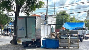 Thi thể cạnh vết máu kéo dài ở ven đường