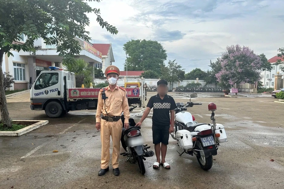 Thiếu niên 14 tuổi trộm xe máy của phụ huynh đưa con đi thi Thiếu niên 14 tuổi trộm xe máy của phụ huynh đưa con đi thi