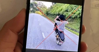 Thiếu niên 15 tuổi lái xe máy bằng một bánh ở Đồng Nai