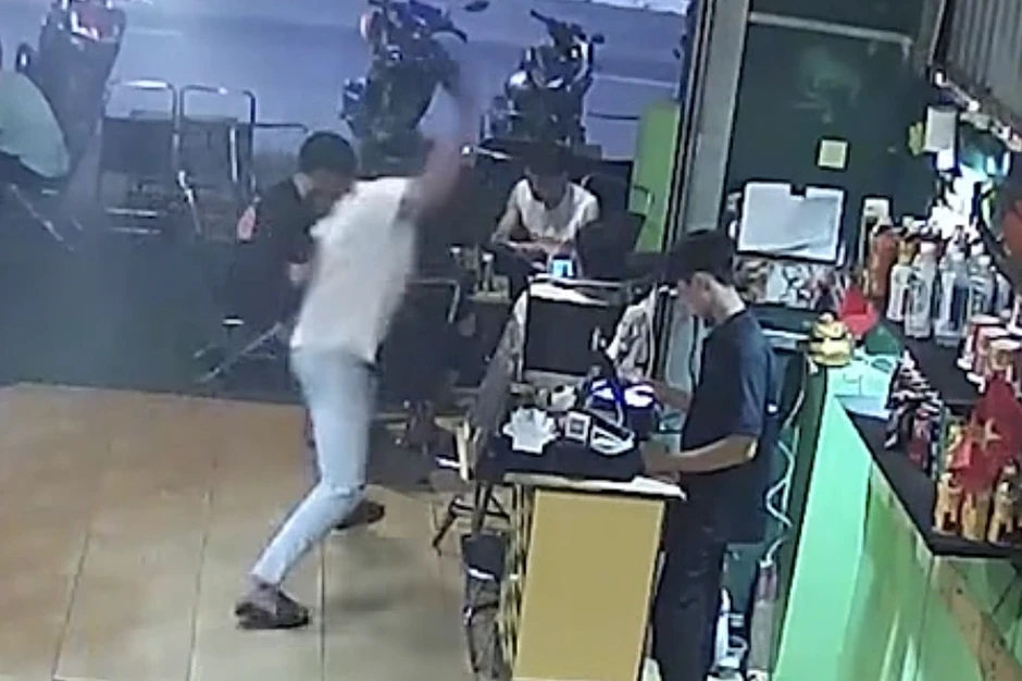 Thiếu niên 16 tuổi chém bạn vì nghĩ bị 'nhìn đểu' Thiếu niên 16 tuổi chém bạn vì nghĩ bị 'nhìn đểu'