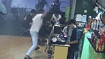 Thiếu niên 16 tuổi chém bạn vì nghĩ bị 'nhìn đểu'