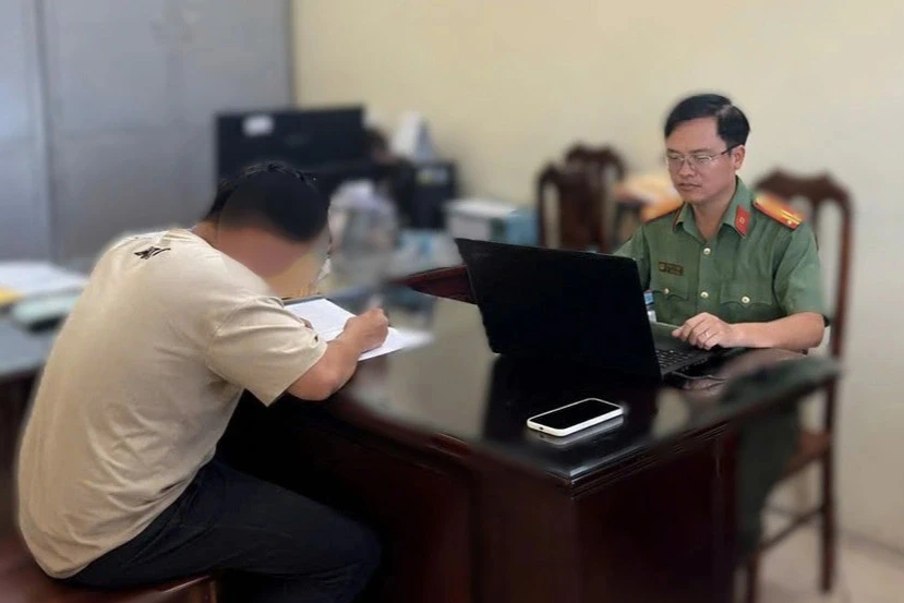 Thiếu niên 16 tuổi chia sẻ livestream đánh bạc để nhận hoa hồng Thiếu niên 16 tuổi chia sẻ livestream đánh bạc để nhận hoa hồng