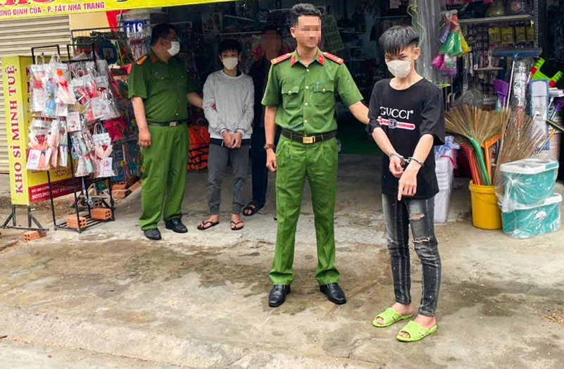 Thiếu niên 16 tuổi sát hại người đàn ông vì xin tiền không cho Thiếu niên 16 tuổi sát hại người đàn ông vì xin tiền không cho