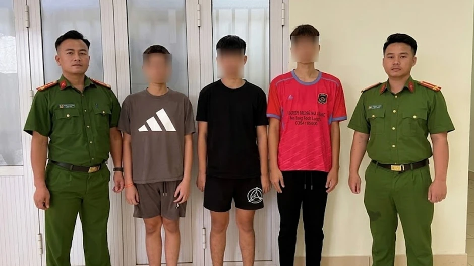 Thiếu niên mang dao đòi nợ, ép bạn giao điện thoại ở Hà Nội Thiếu niên mang dao đòi nợ, ép bạn giao điện thoại ở Hà Nội