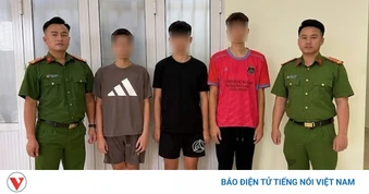 Thiếu niên mang dao đòi nợ, ép bạn giao điện thoại ở Hà Nội