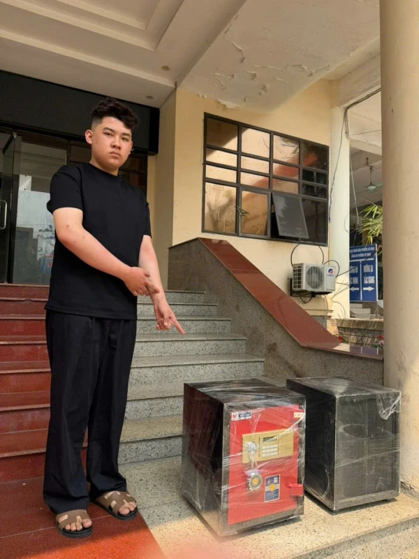 Thiếu niên phá két sắt, trộm 5 cây vàng của họ hàng để đi du xuân dịp Tết Thiếu niên phá két sắt, trộm 5 cây vàng của họ hàng để đi du xuân dịp Tết