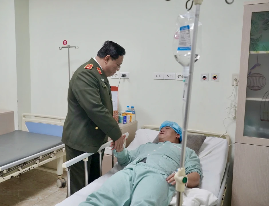 Thiếu tá Tổ công tác 141 bị tông nhập viện khi Chặn nhóm vi phạm Thiếu tá Tổ công tác 141 bị tông nhập viện khi Chặn nhóm vi phạm