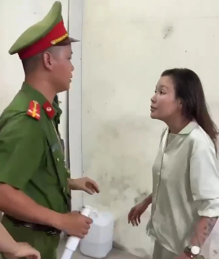 Thông tin mới vụ người phụ nữ chửi bới, tấn công công an phường ở Thái Nguyên Thông tin mới vụ người phụ nữ chửi bới, tấn công công an phường ở Thái Nguyên