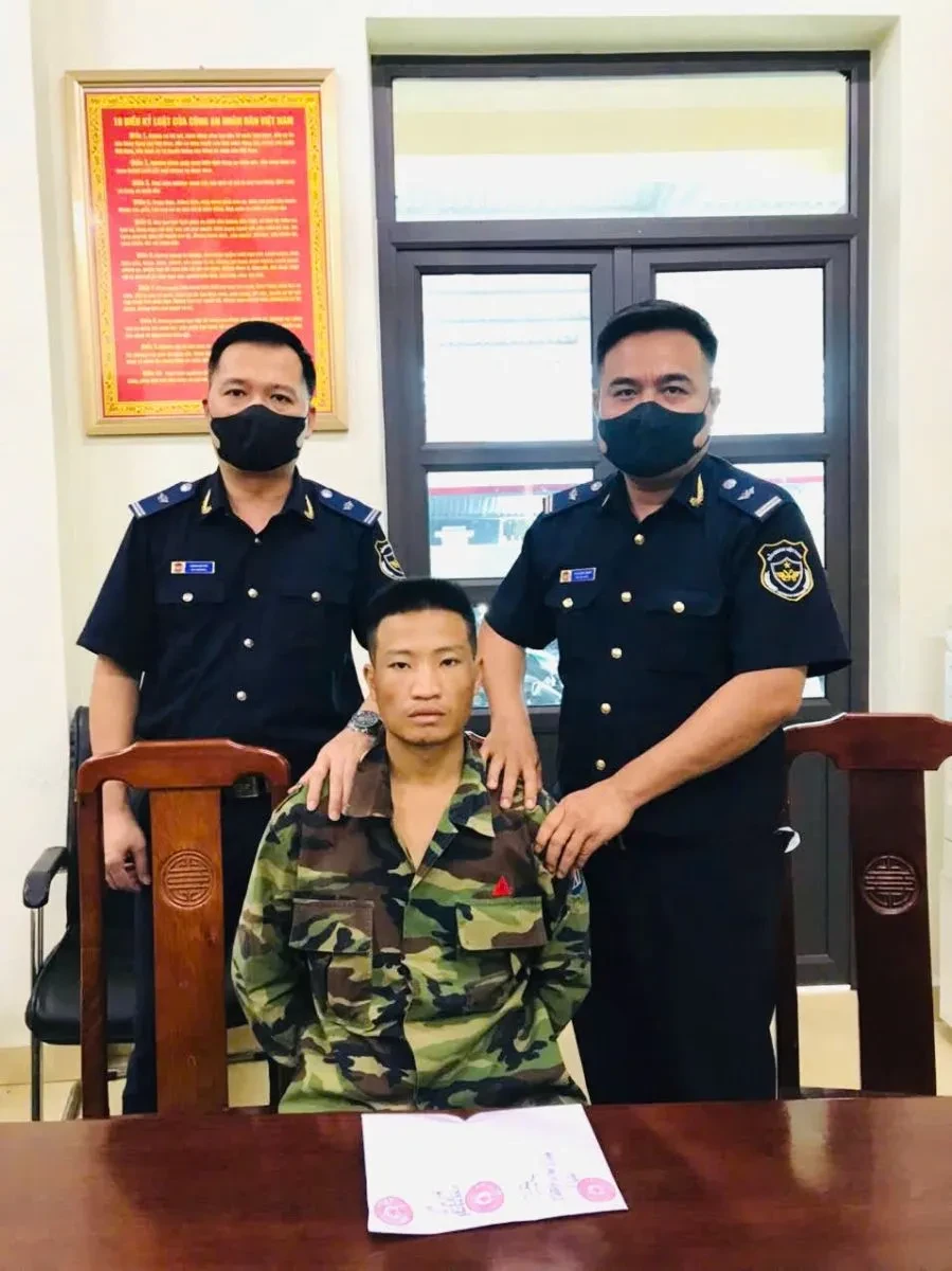 Thu giữ 200 viên ma túy tổng hợp và 12.000 viên hồng phiến tại khu vực biên giới Thu giữ 200 viên ma túy tổng hợp và 12.000 viên hồng phiến tại khu vực biên giới