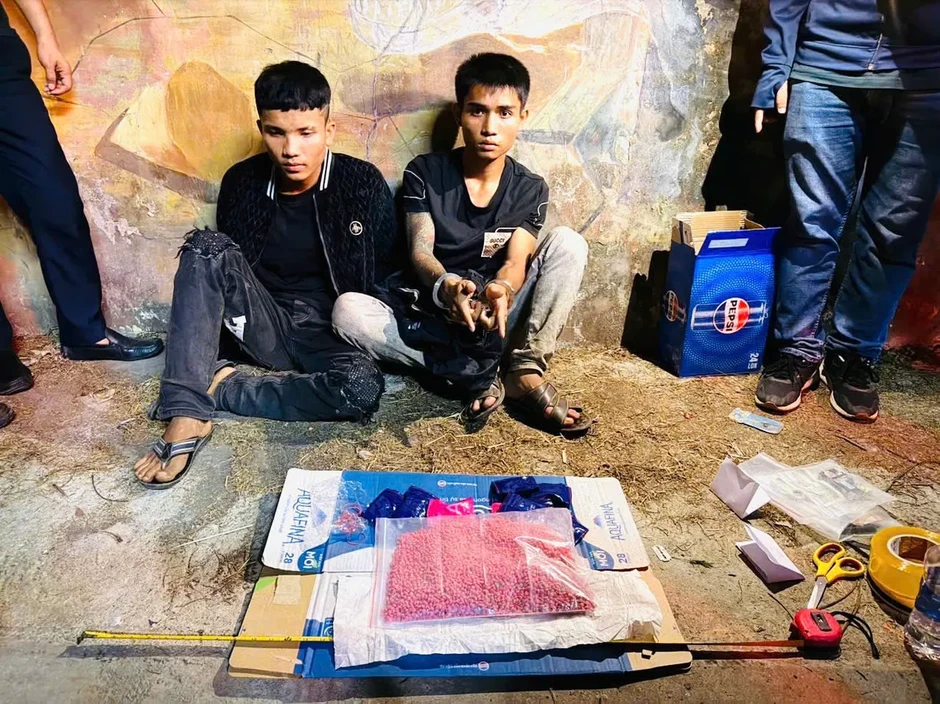 Thu giữ 200 viên ma túy tổng hợp và 12.000 viên hồng phiến tại khu vực biên giới Thu giữ 200 viên ma túy tổng hợp và 12.000 viên hồng phiến tại khu vực biên giới