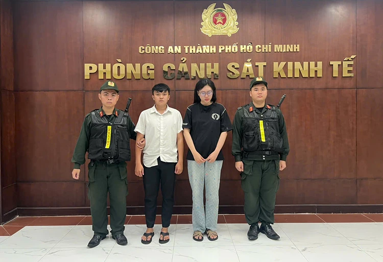 Thu giữ gần 2.000 sản phẩm giả mạo nhãn hiệu nổi tiếng tại TP Hồ Chí Minh Thu giữ gần 2.000 sản phẩm giả mạo nhãn hiệu nổi tiếng tại TP Hồ Chí Minh