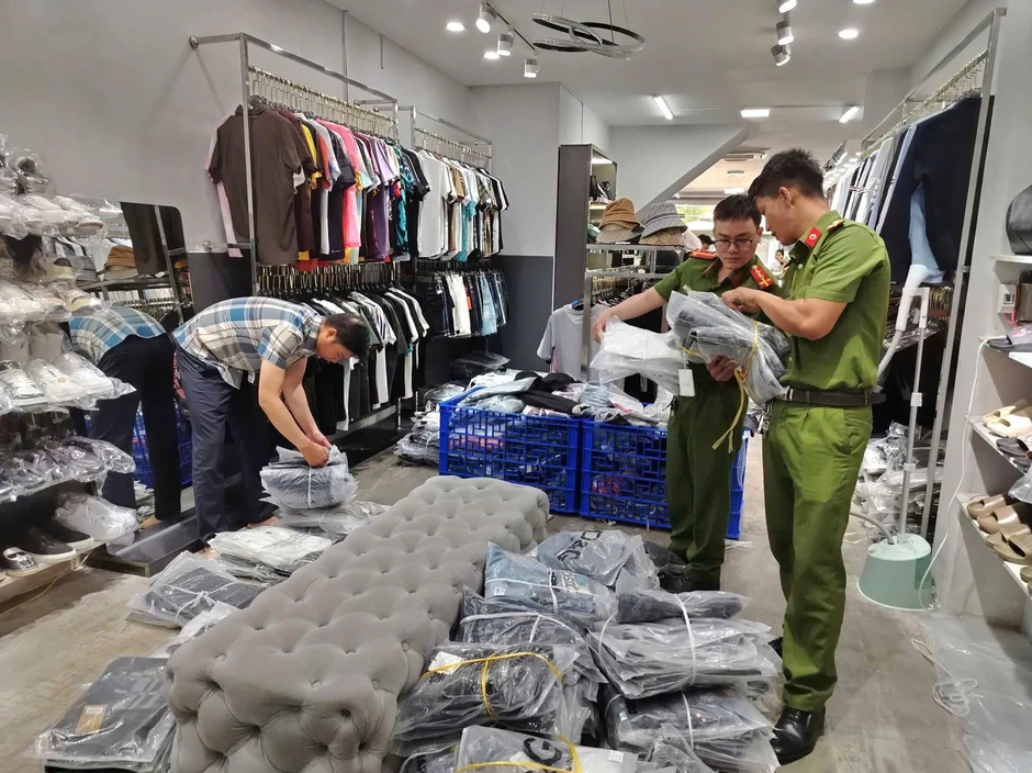 Thu giữ gần 2.000 sản phẩm thời trang giả thương hiệu nổi tiếng Thu giữ gần 2.000 sản phẩm thời trang giả thương hiệu nổi tiếng