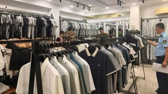 Thu giữ gần 500 sản phẩm thời trang giả mạo nhãn hiệu nổi tiếng tại Hà Nội