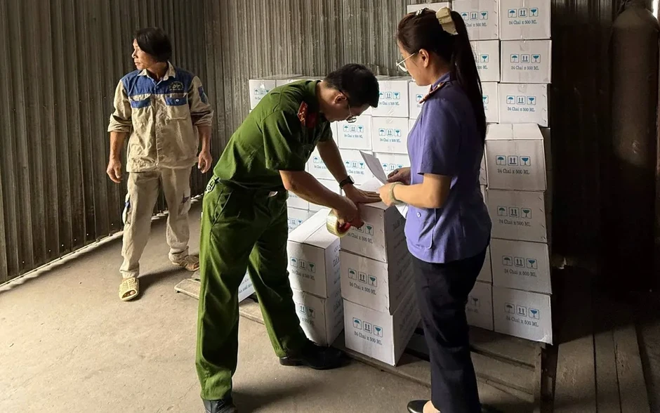 Thu giữ hàng nghìn chai dấm không đạt chất lượng tại 2 cơ sở sản xuất ở Cao Bằng