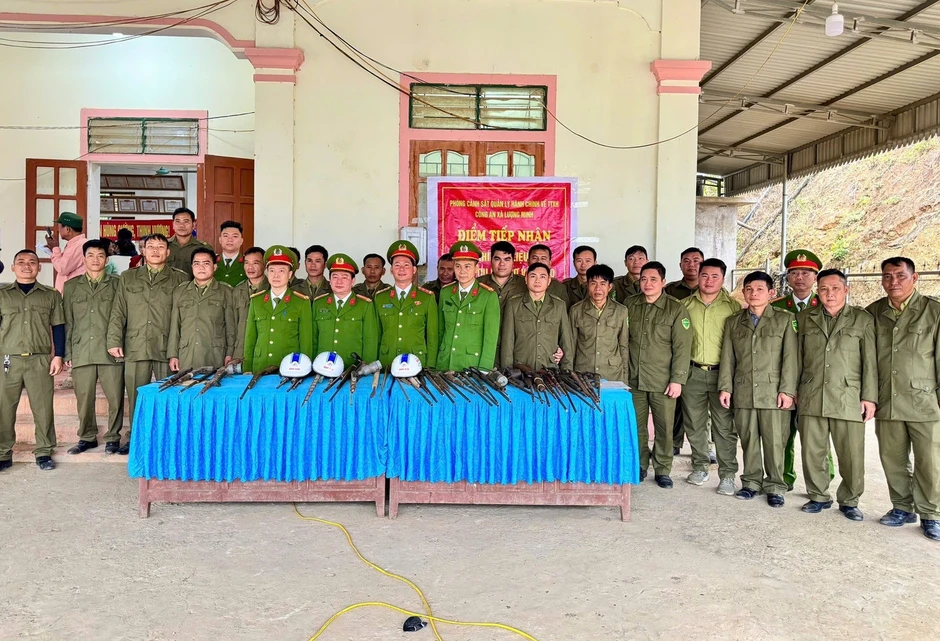 Thu hồi hàng loạt vũ khí 'nóng' ở các xã miền núi Nghệ An Thu hồi hàng loạt vũ khí 'nóng' ở các xã miền núi Nghệ An
