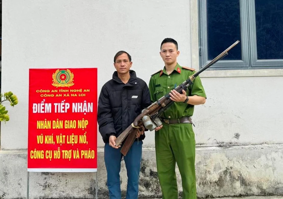 Thu hồi hàng loạt vũ khí 'nóng' ở các xã miền núi Nghệ An Thu hồi hàng loạt vũ khí 'nóng' ở các xã miền núi Nghệ An