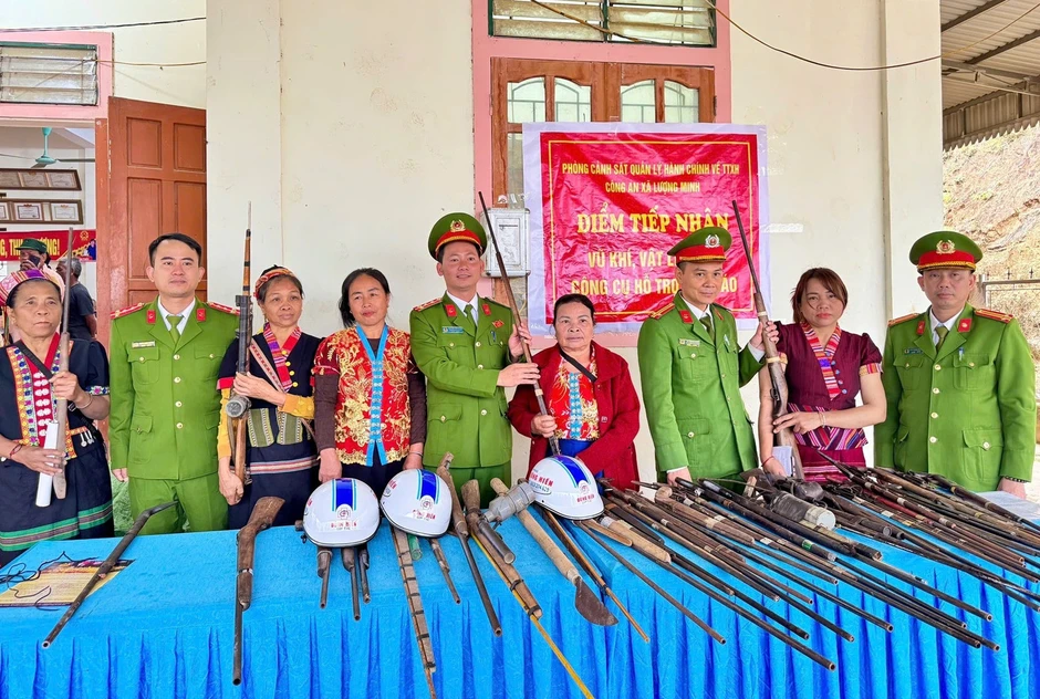 Thu hồi hàng loạt vũ khí 'nóng' ở các xã miền núi Nghệ An Thu hồi hàng loạt vũ khí 'nóng' ở các xã miền núi Nghệ An