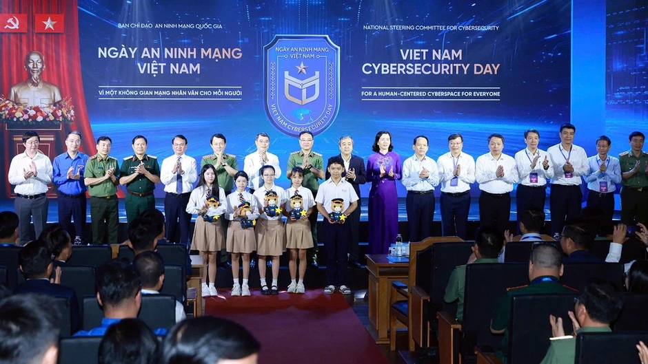 Thủ tướng: Mỗi người dân cần ứng xử văn minh trên không gian mạng Thủ tướng: Mỗi người dân cần ứng xử văn minh trên không gian mạng