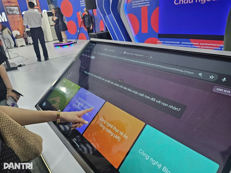 Thuật toán giả mạo, "bắt cóc online" và bài học cảnh giác trên phố đi bộ Nguyễn Huệ Thuật toán giả mạo, "bắt cóc online" và bài học cảnh giác trên phố đi bộ Nguyễn Huệ