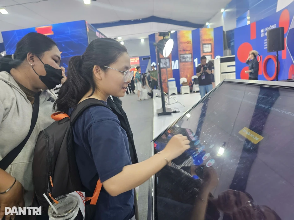 Thuật toán giả mạo, "bắt cóc online" và bài học cảnh giác trên phố đi bộ Nguyễn Huệ Thuật toán giả mạo, "bắt cóc online" và bài học cảnh giác trên phố đi bộ Nguyễn Huệ
