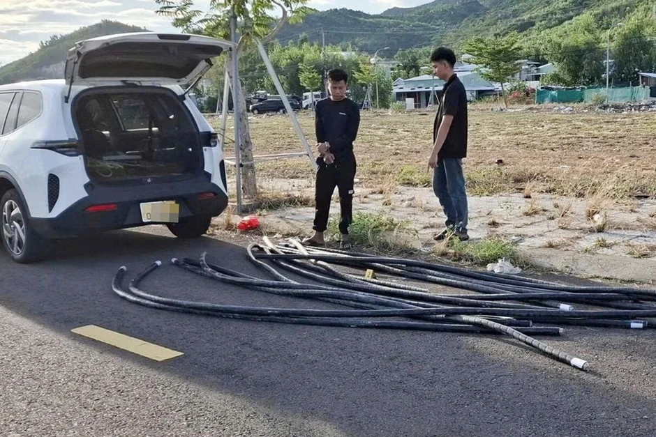 Thuê cháu lái taxi đi cắt trộm cáp điện ngầm, chú cháu cùng bị bắt Thuê cháu lái taxi đi cắt trộm cáp điện ngầm, chú cháu cùng bị bắt