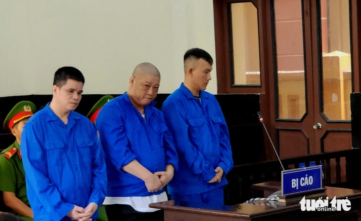 Thuê chở sầu riêng, 3 người 'ôm hàng' mang bán lấy tiền chia nhau tiêu xài