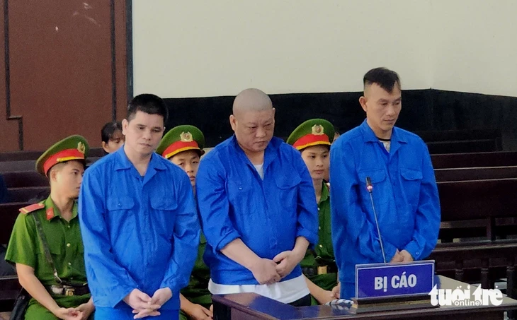 Thuê chở sầu riêng, 3 người 'ôm hàng' mang bán lấy tiền chia nhau tiêu xài