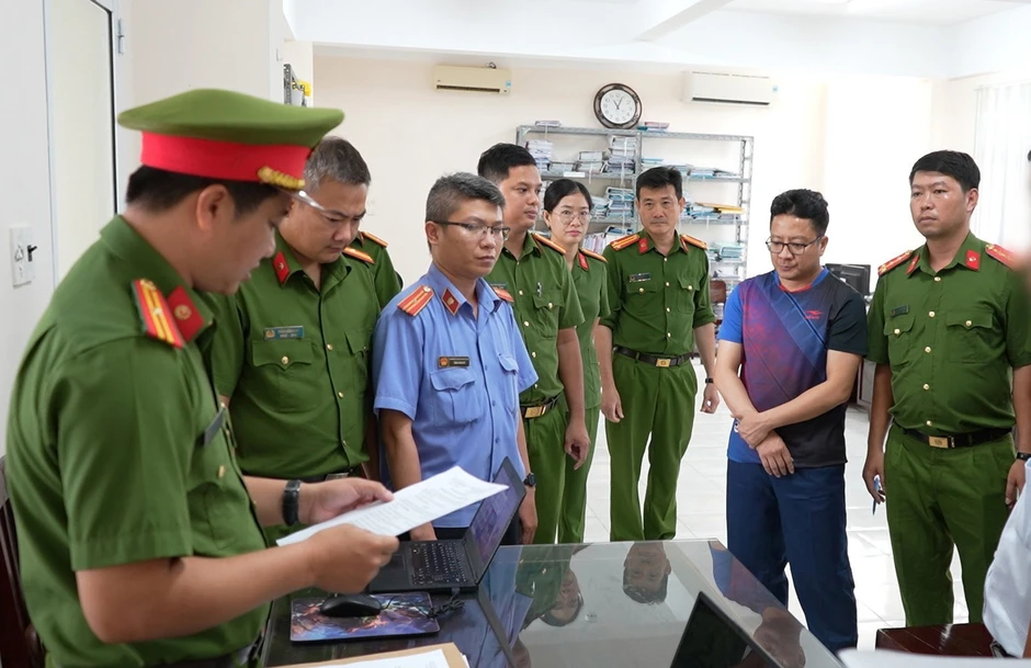Thuế ở Cần Thơ đình chỉ công tác cán bộ bị bắt quả tang nhận 100 triệu đồng của doanh nghiệp Thuế ở Cần Thơ đình chỉ công tác cán bộ bị bắt quả tang nhận 100 triệu đồng của doanh nghiệp