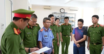 Thuế ở Cần Thơ đình chỉ công tác cán bộ bị bắt quả tang nhận 100 triệu đồng của doanh nghiệp