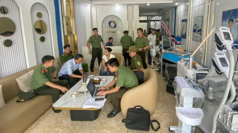 Thuê shipper, người học hết lớp 9 giả bác sĩ làm thủ thuật thẩm mỹ Thuê shipper, người học hết lớp 9 giả bác sĩ làm thủ thuật thẩm mỹ