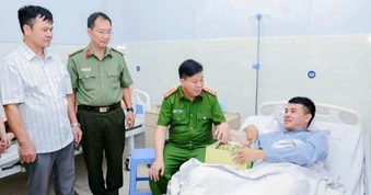 Thượng úy công an bị thương khi khống chế đối tượng cầm dao