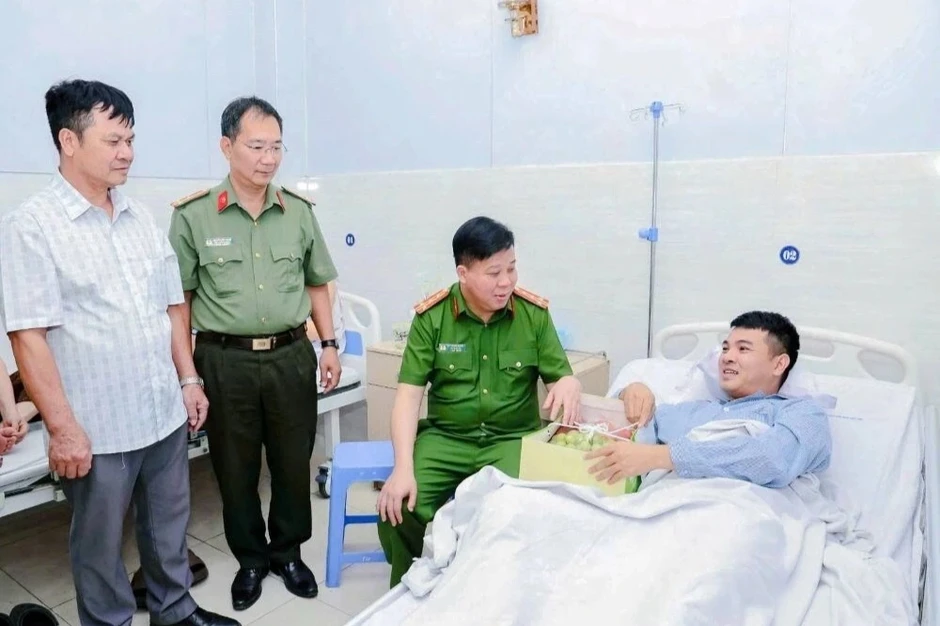 Thượng úy công an bị thương khi khống chế đối tượng cầm dao