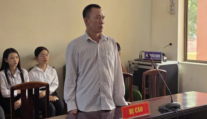 Thuyền trưởng lãnh 7 năm tù vì tổ chức cho 16 ngư dân xuất cảnh trái phép Thuyền trưởng lãnh 7 năm tù vì tổ chức cho 16 ngư dân xuất cảnh trái phép